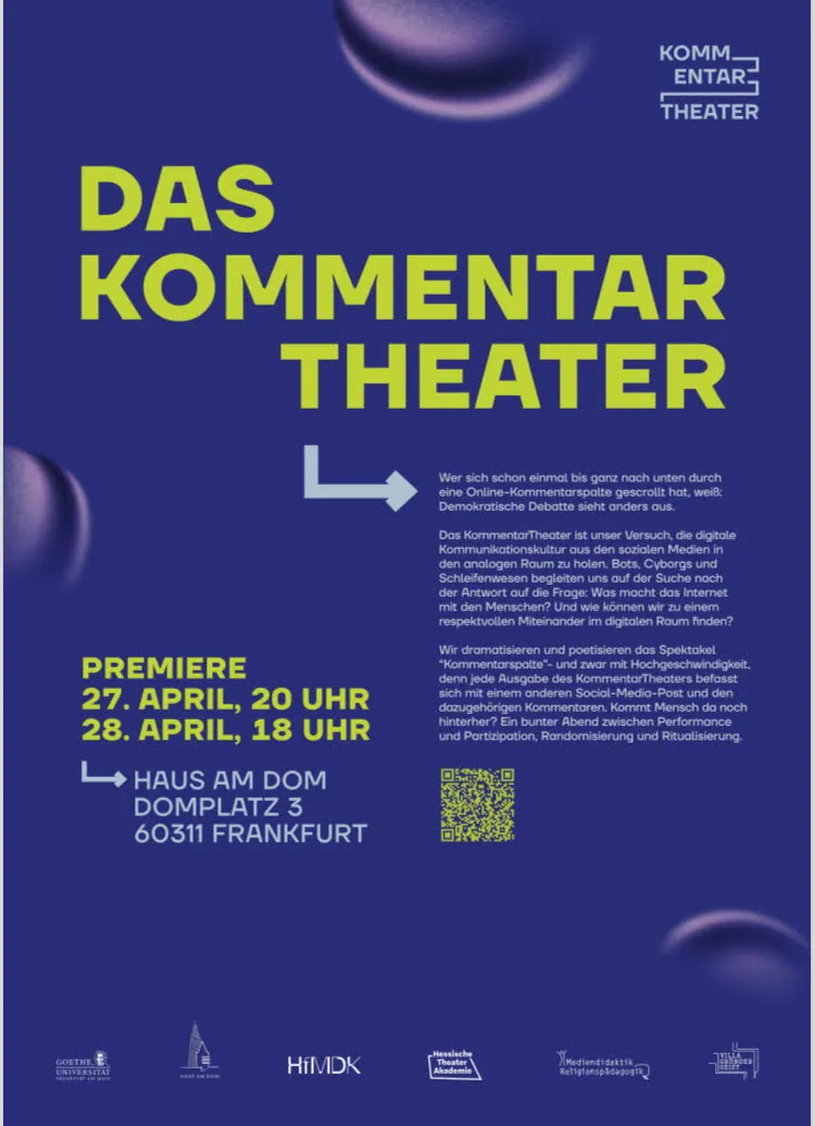 Plakat zur Premiere von DAS KOMMENTARTHEATER am 27./28. April im Haus am Dom, Frankfurt — gelbe Schrift auf dunkelblauem Grund mit Logos von HfMDK, Goethe-Universität und Hessischer Theaterakademie.